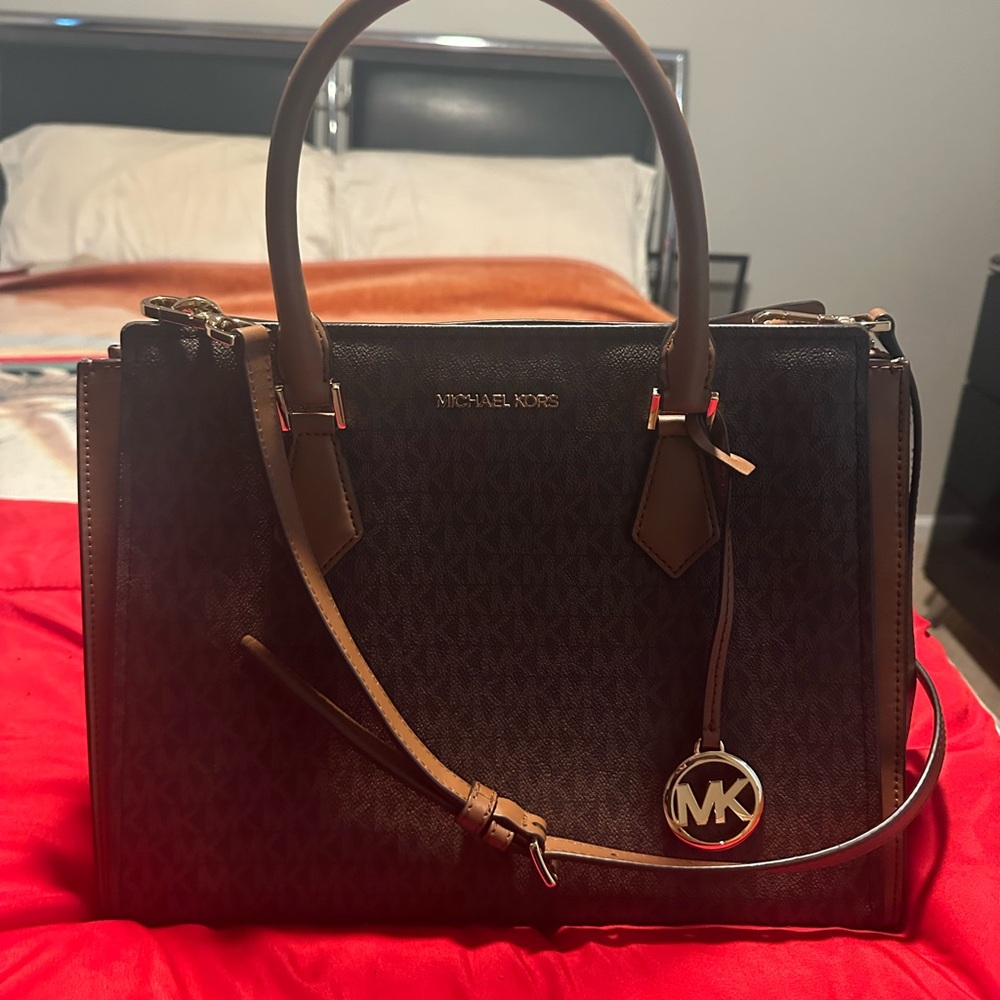 The Michael Kors Hope Tote Bag - Brown, Large shoulder bag  with zipper.